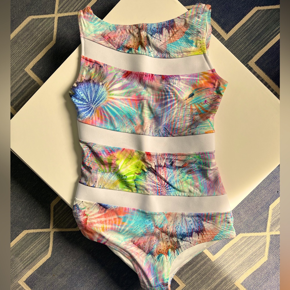 TO DIVE FOR (ONE PIECE SWIMSUIT)! Gorgeous pearlescent sheen fabric! Size M.